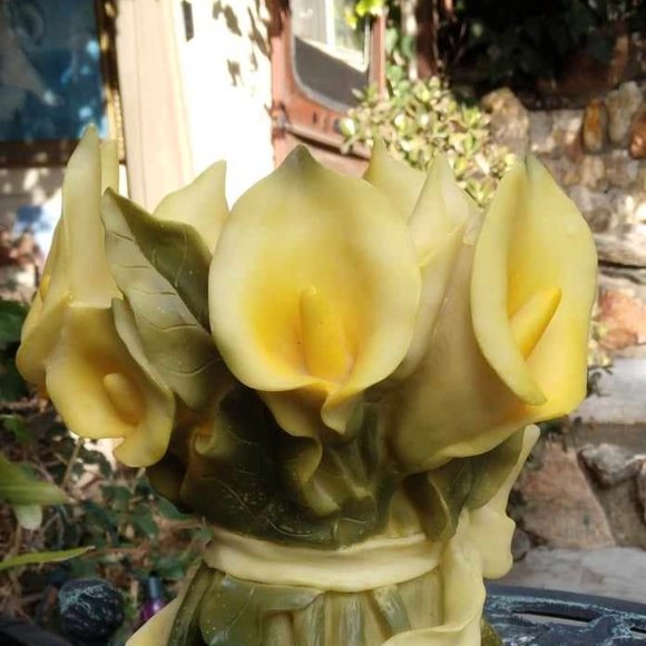 Gorgeous Bunch of Yellow Calla Lilies Flower Sculped Resin Vase/Holder - Picture 7 of 12